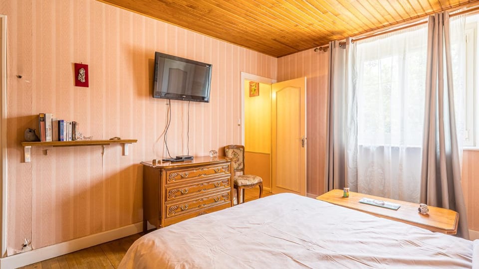 Bed, TV and multimedia, Bedroom
