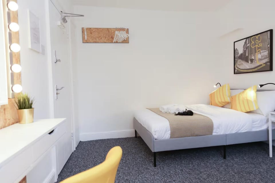Bed, Photo of the whole room, Bedroom, hair dryier, towels
