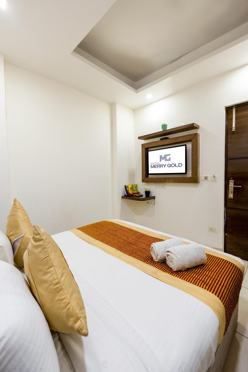 Bed, TV and multimedia, Photo of the whole room, Bedroom, towels