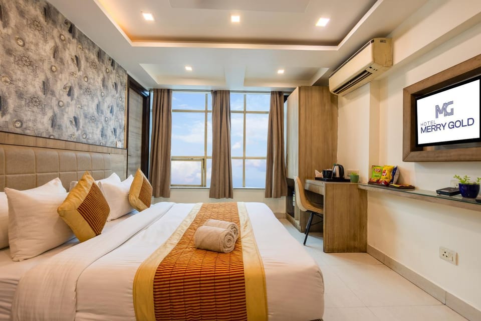 Bed, TV and multimedia, Kitchen or kitchenette, Living room, Photo of the whole room, Seating area, Bedroom, hair dresser, air conditioner