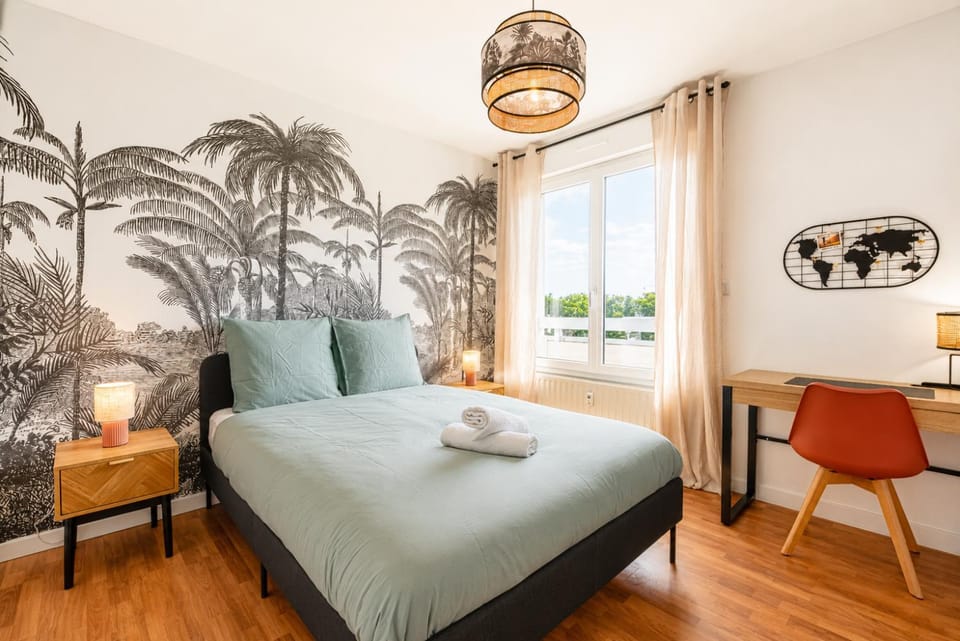 Bed, Photo of the whole room, Seating area, Bedroom, towels