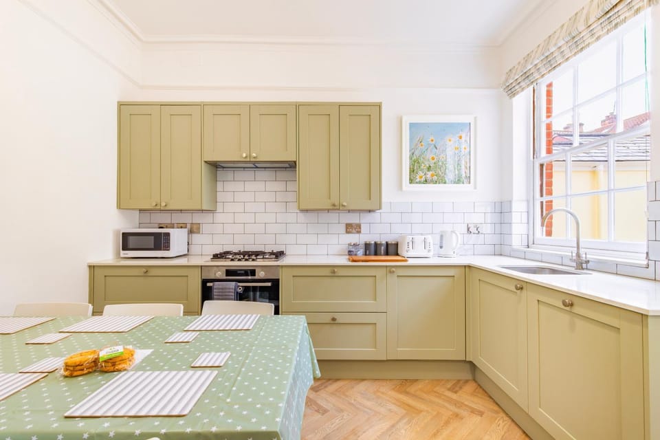 Contractor 5-Bed 2 Parking spot Norwich Centre House in Norwich