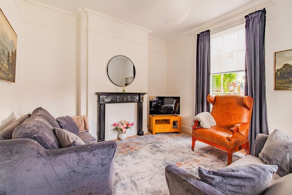 Contractor 5-Bed 2 Parking spot Norwich Centre House in Norwich