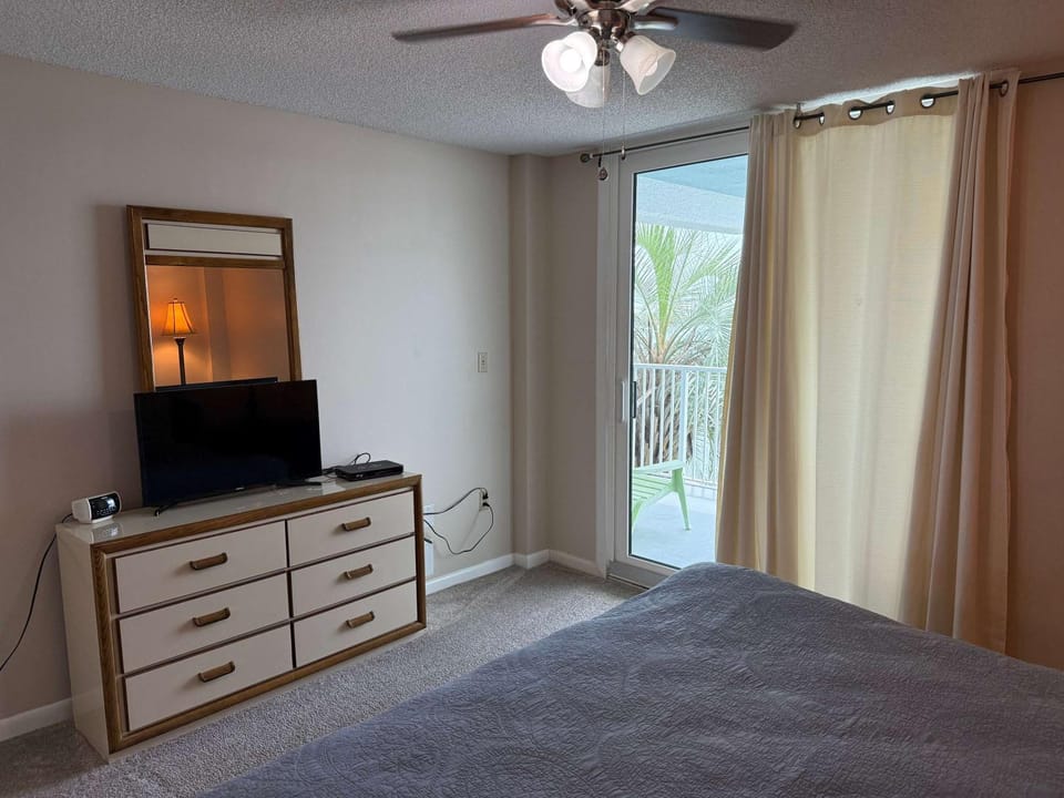 Waterfront Condo with Indoor & Outdoor Pools plus BBQ Apartment in West Beach