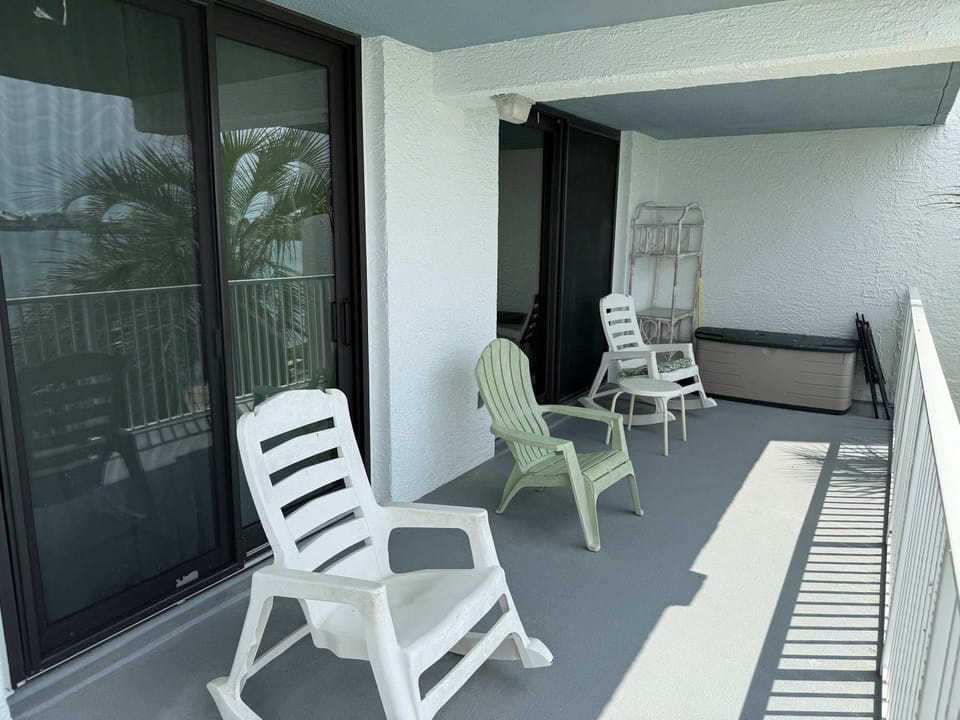 Waterfront Condo with Indoor & Outdoor Pools plus BBQ Apartment in West Beach