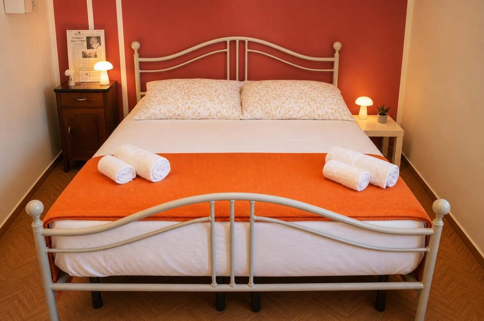 Bed, Photo of the whole room, Bedroom, towels