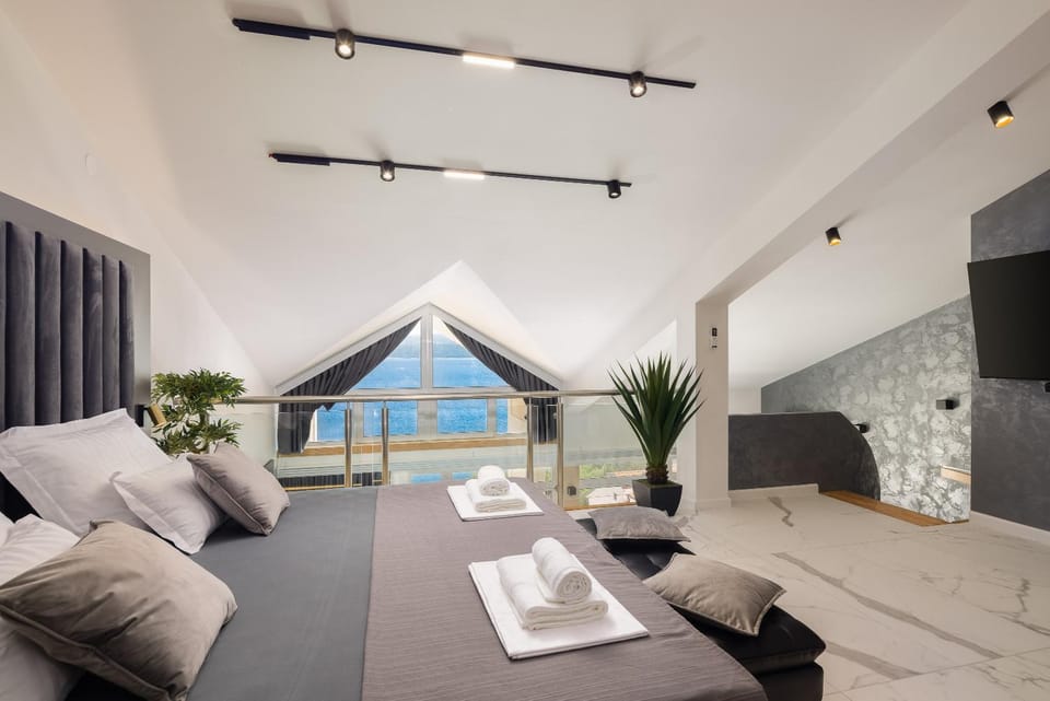 Bed, TV and multimedia, Bedroom, Sea view