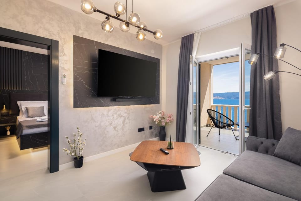 Bed, TV and multimedia, Living room, Seating area, Bedroom, Sea view