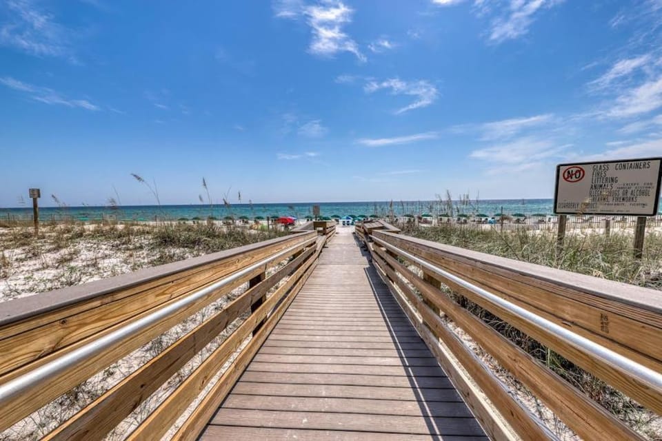 Gorgeous corner unit with plenty of space shared pool and beach access House in Okaloosa Island