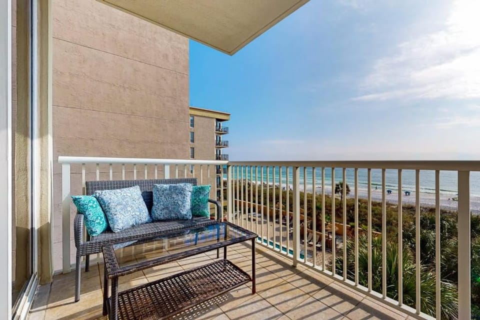 Gorgeous corner unit with plenty of space shared pool and beach access House in Okaloosa Island