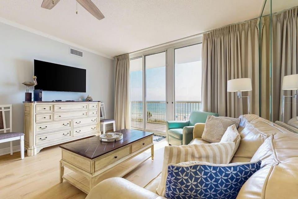 Gorgeous corner unit with plenty of space shared pool and beach access House in Okaloosa Island