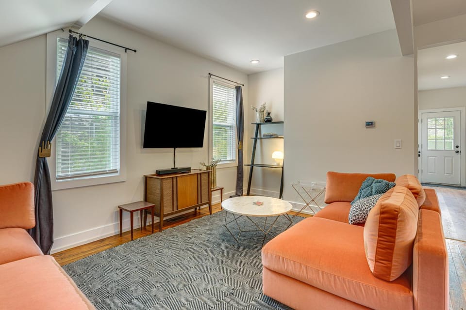 Yard & Fire Pit! Chic Retreat, 2 Mi to Ford Field House in Detroit