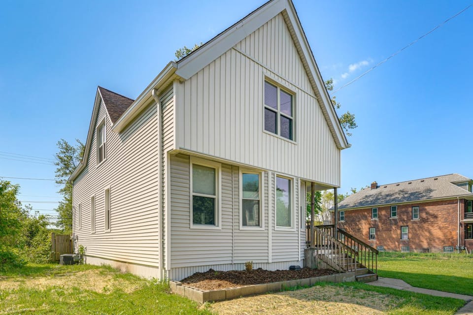 Yard & Fire Pit! Chic Retreat, 2 Mi to Ford Field House in Detroit