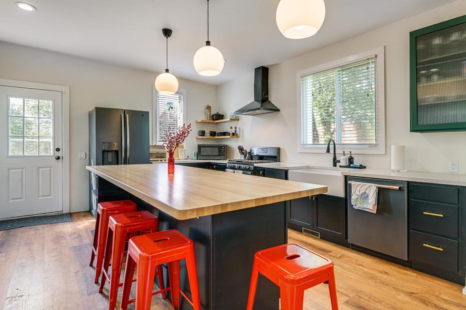 Yard & Fire Pit! Chic Retreat, 2 Mi to Ford Field House in Detroit