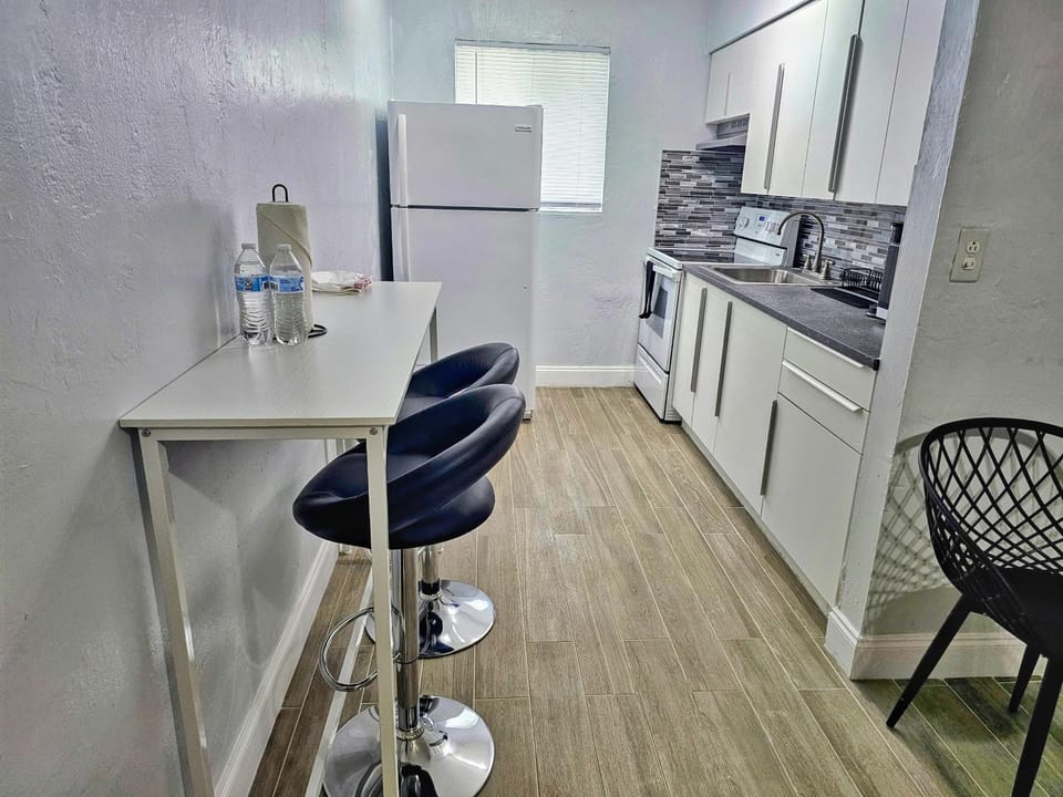 Private Modern 1 Bedroom 6 Miles to Hard Rock Stadium Apartment in West Park