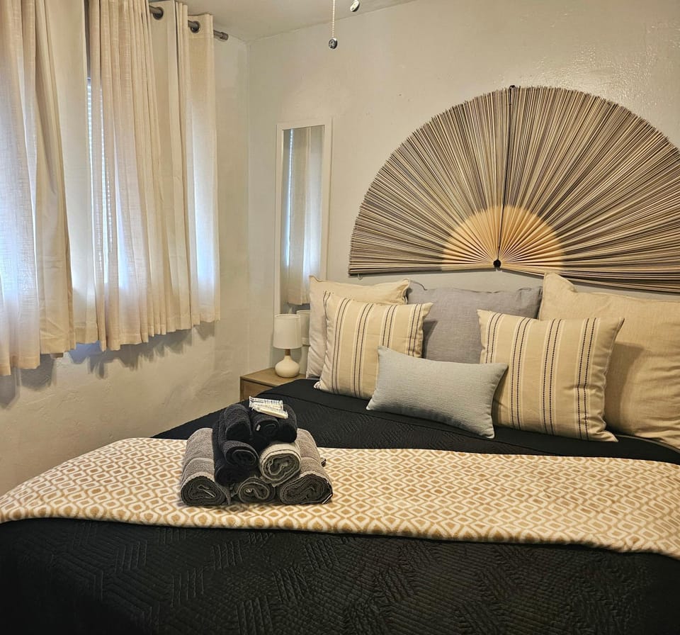 Private Modern 1 Bedroom 6 Miles to Hard Rock Stadium Apartment in West Park