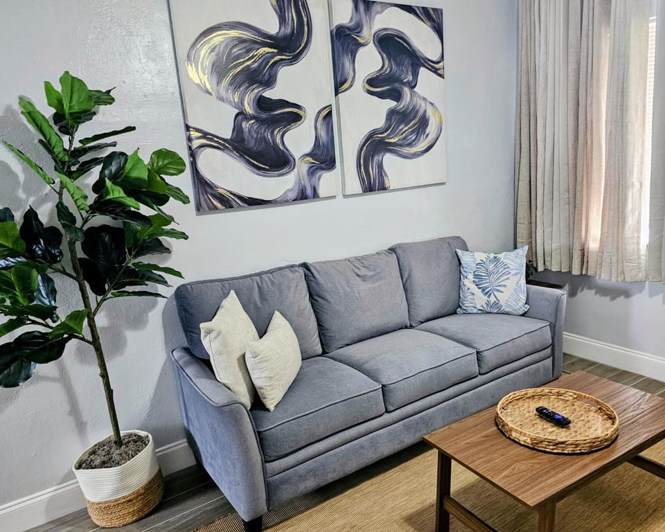 Private Modern 1 Bedroom 6 Miles to Hard Rock Stadium Apartment in West Park