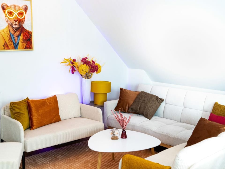 Living room, Seating area, group of guests