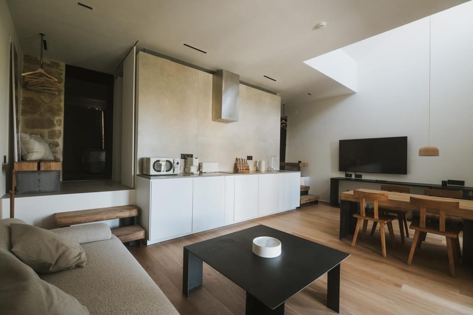 TV and multimedia, Coffee/tea facilities, Kitchen or kitchenette, Dining area, stove, kitchen, kitchen