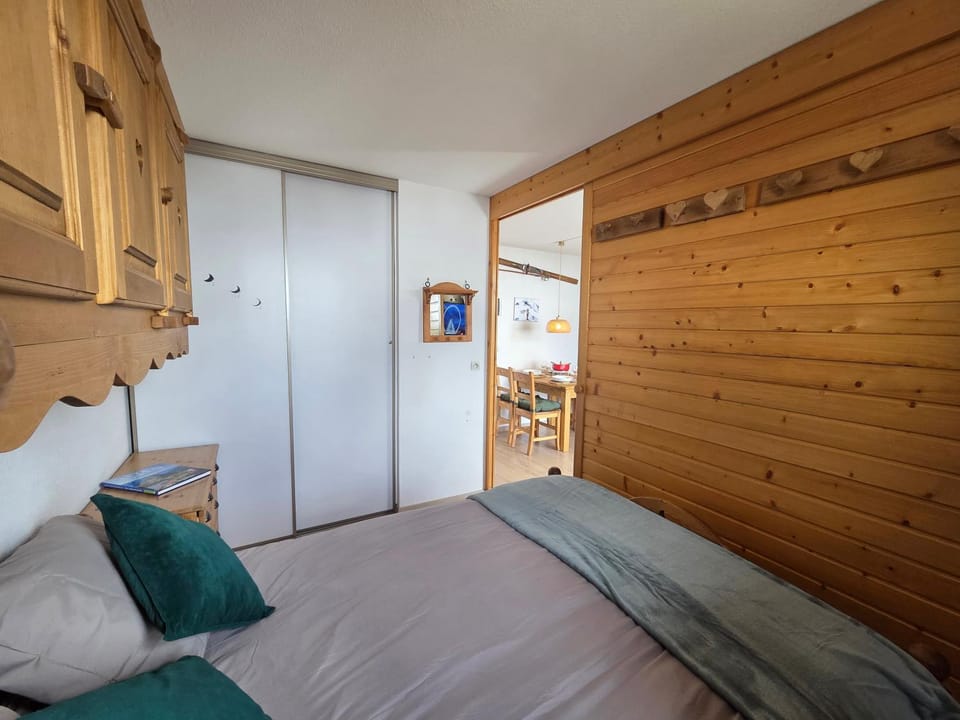 Bed, Photo of the whole room, Bedroom, wardrobe