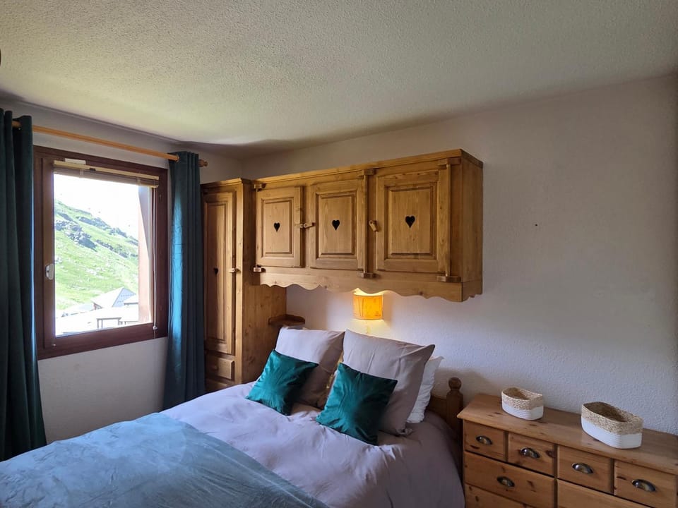 Bed, View (from property/room), Mountain view, Mountain view, storage, storage