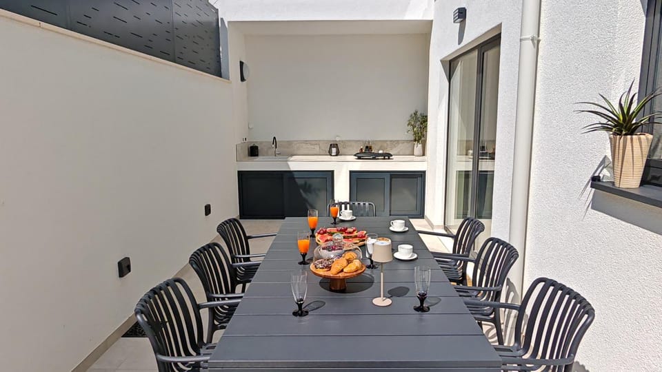 Kitchen or kitchenette, Food and drinks, Seating area, Dining area