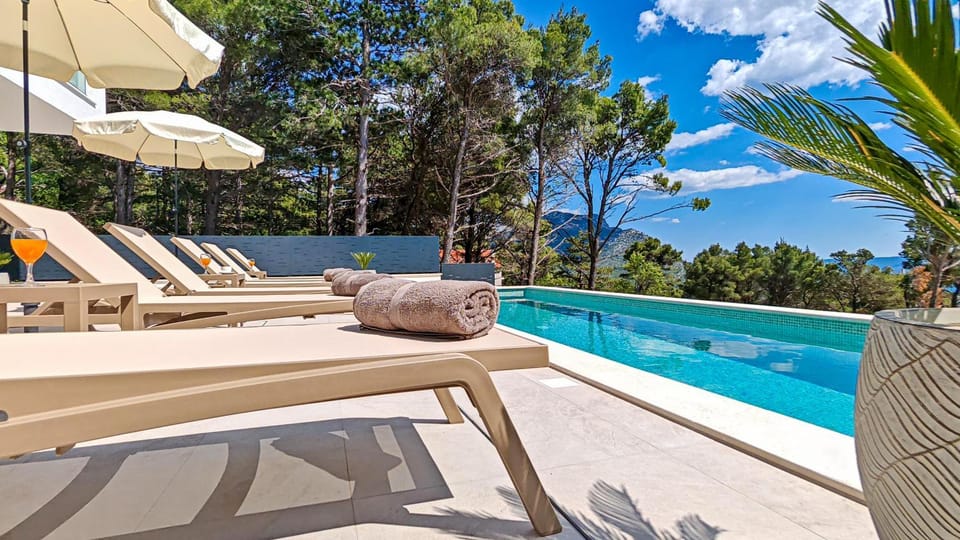 Natural landscape, View (from property/room), Balcony/Terrace, Pool view, Swimming pool, sunbed