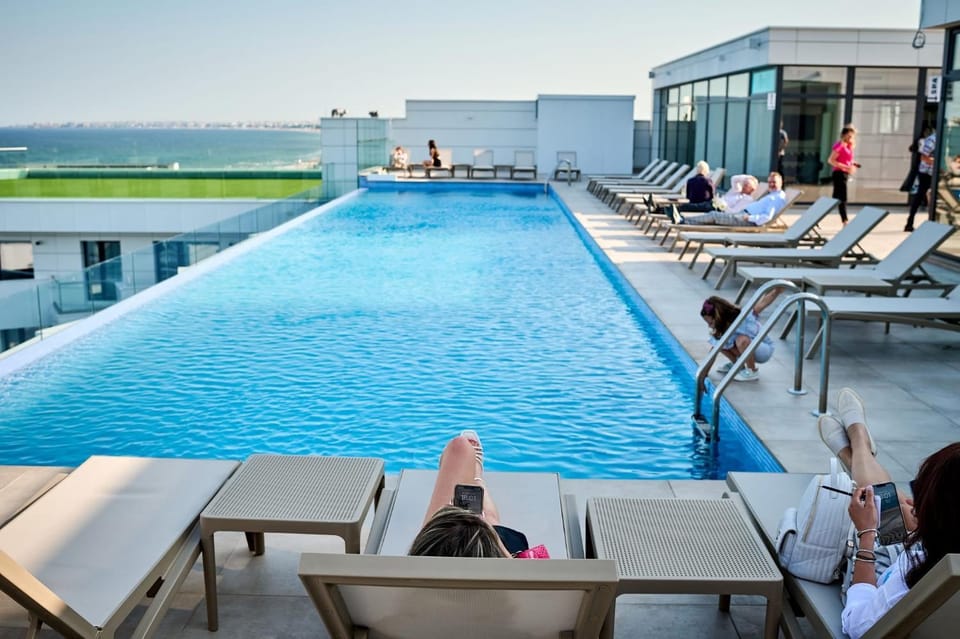 Day, Swimming pool, group of guests