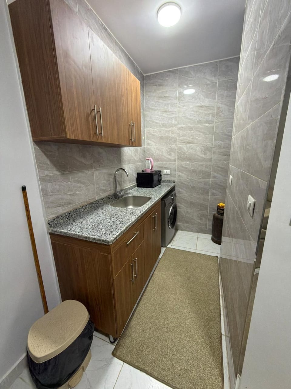 Kitchen or kitchenette, minibar