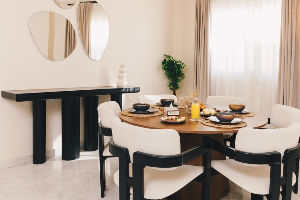 Living room, Food and drinks, Seating area, Dining area