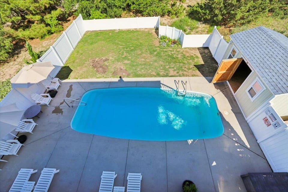 Swimming pool, sunbed