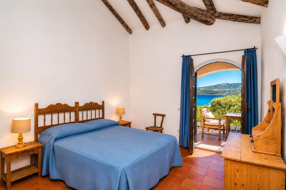 Bed, Natural landscape, Photo of the whole room, Bedroom