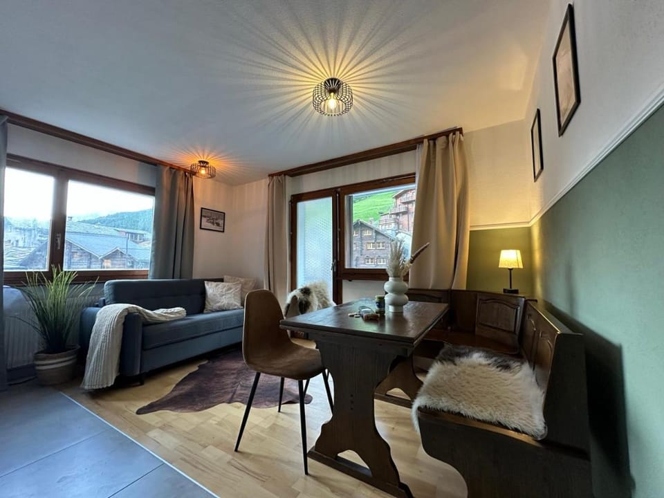 Living room, Seating area, Dining area, Mountain view, kitchen