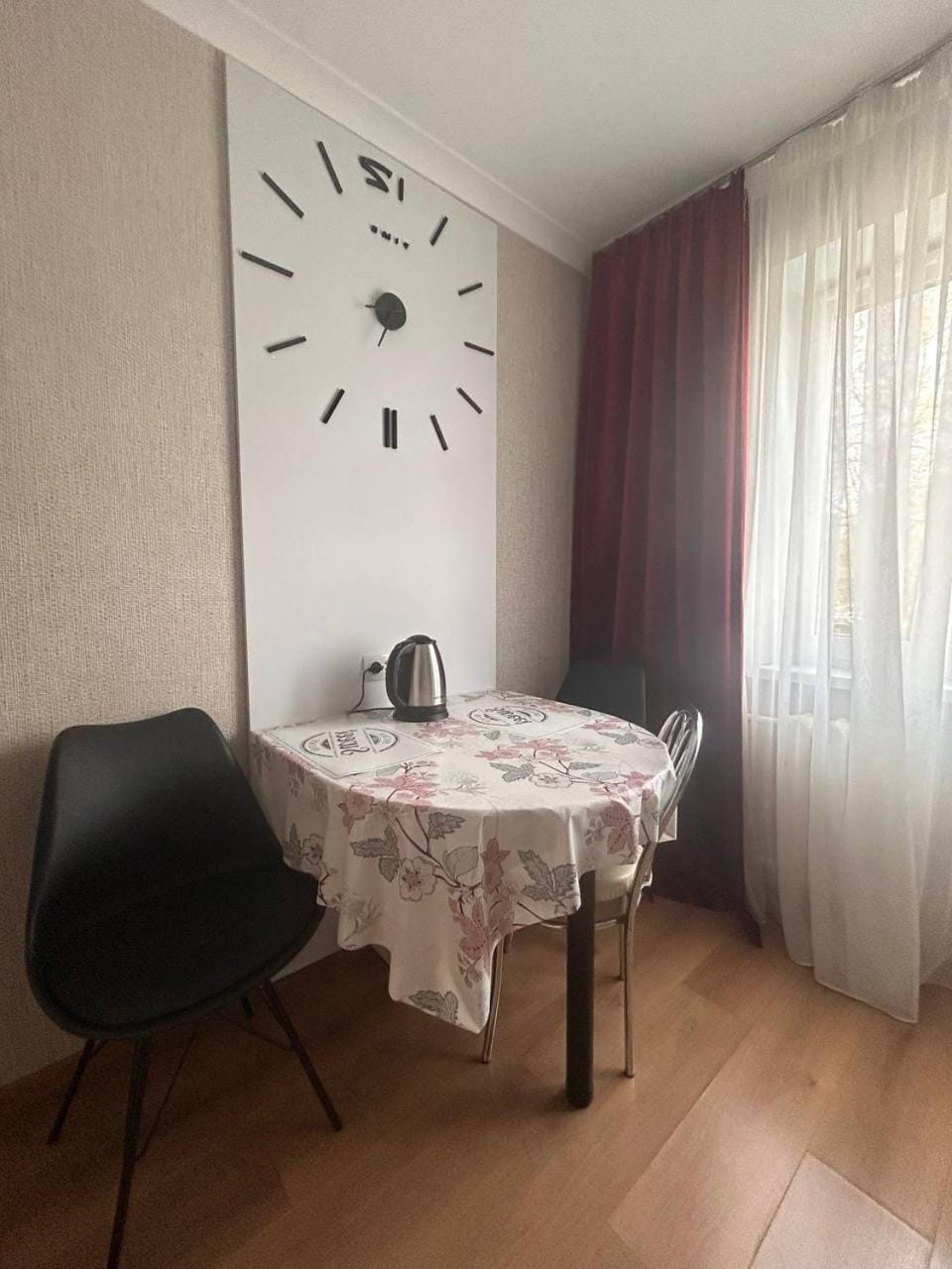 Затишна Однокімнатна квартира з великим ліжком у сучасному стилі світло є завжди Apartment in Ukraine
