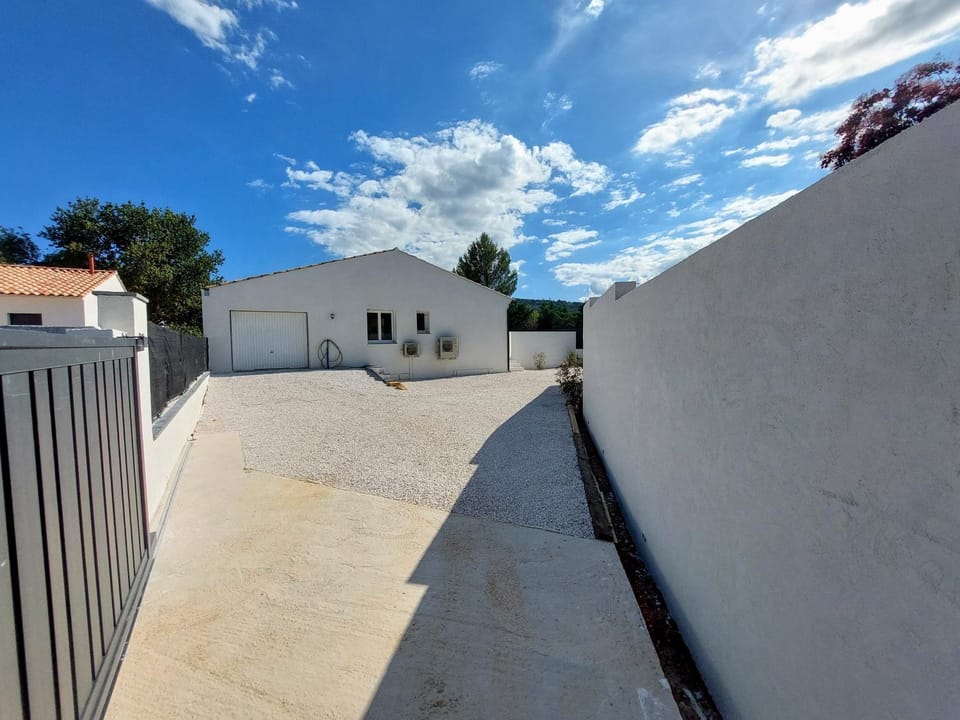 Villa neuve avec piscine chauffée en Provence verte 3 étoiles House in French Riviera