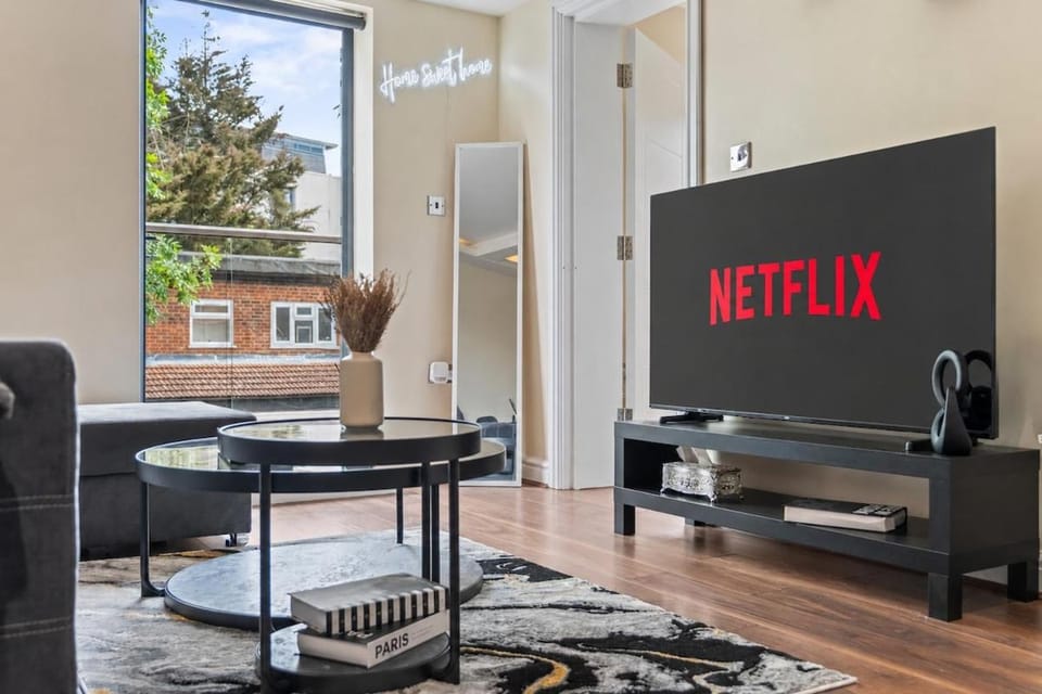 Communal lounge/ TV room, TV and multimedia, Living room, Seating area, Dining area