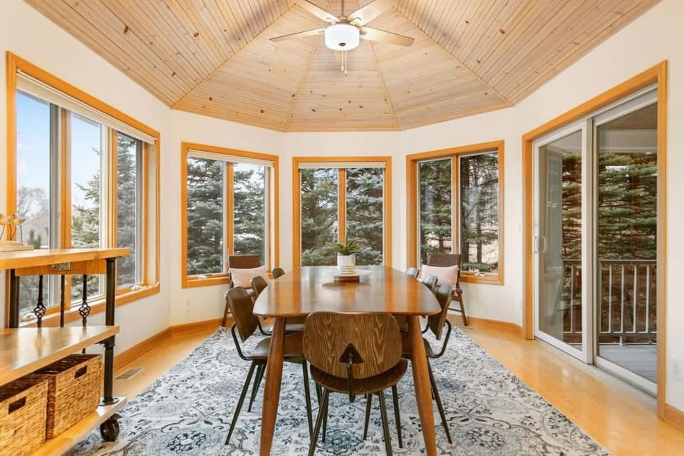Viewhouse -Private Beach Access - Walkable - EV House in Grand Haven