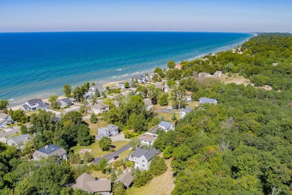 Viewhouse -Private Beach Access - Walkable - EV House in Grand Haven