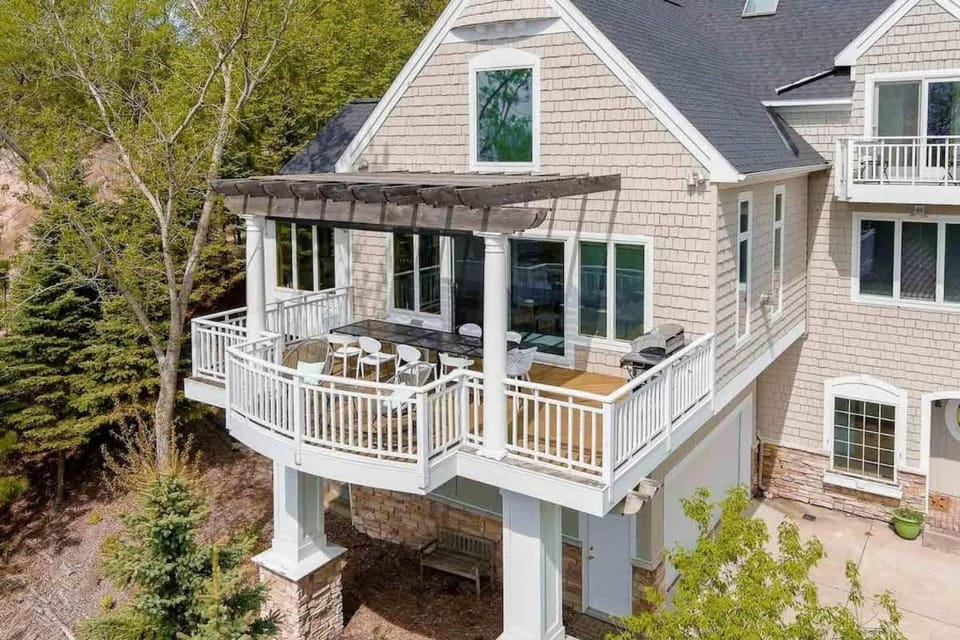 Viewhouse -Private Beach Access - Walkable - EV House in Grand Haven