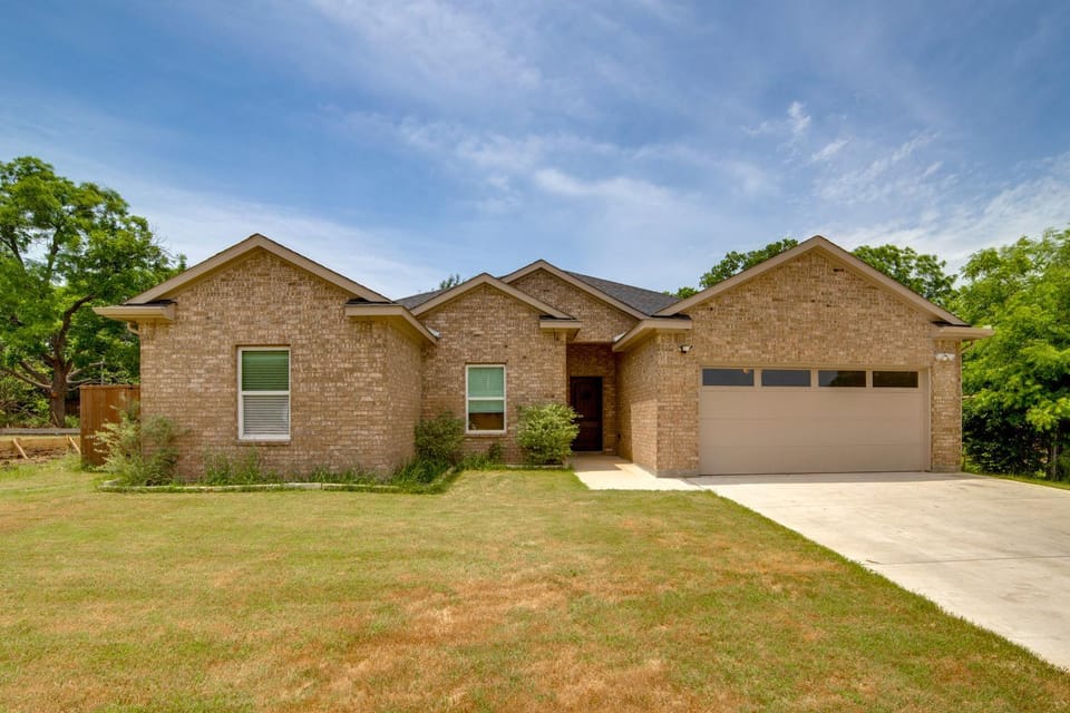 1 Mi to AT&T Stadium & Globe Life, Arlington Home House in Arlington