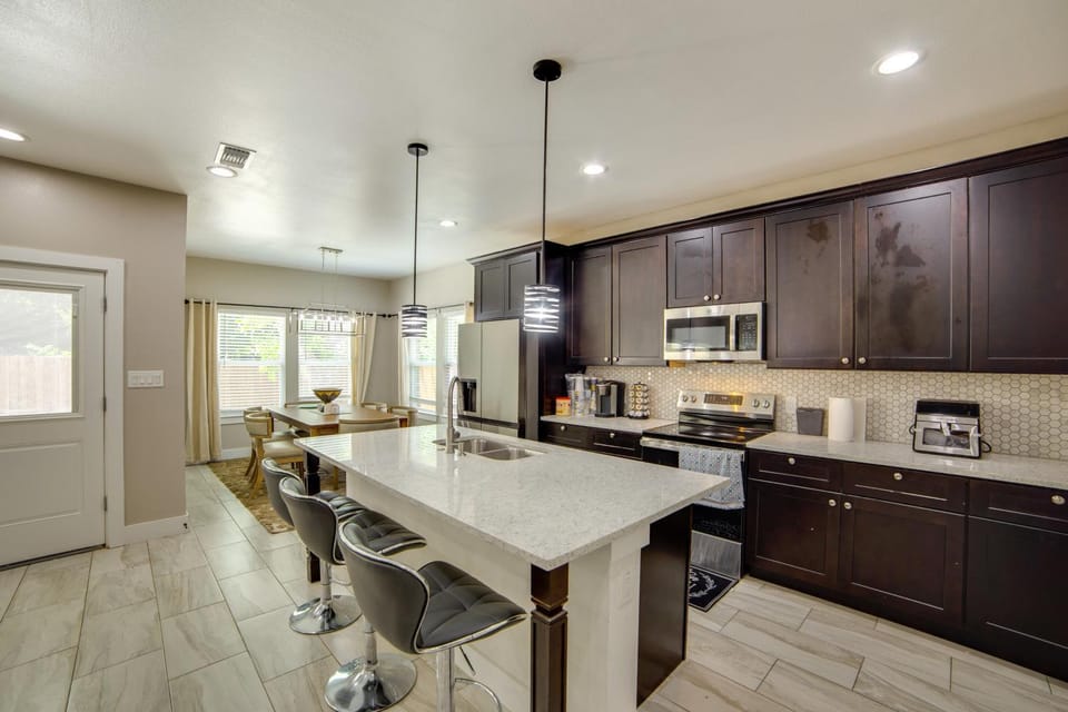 1 Mi to AT&T Stadium & Globe Life, Arlington Home House in Arlington