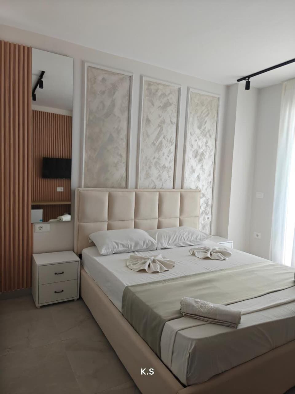 Bed, TV and multimedia, Photo of the whole room, Bedroom, towels