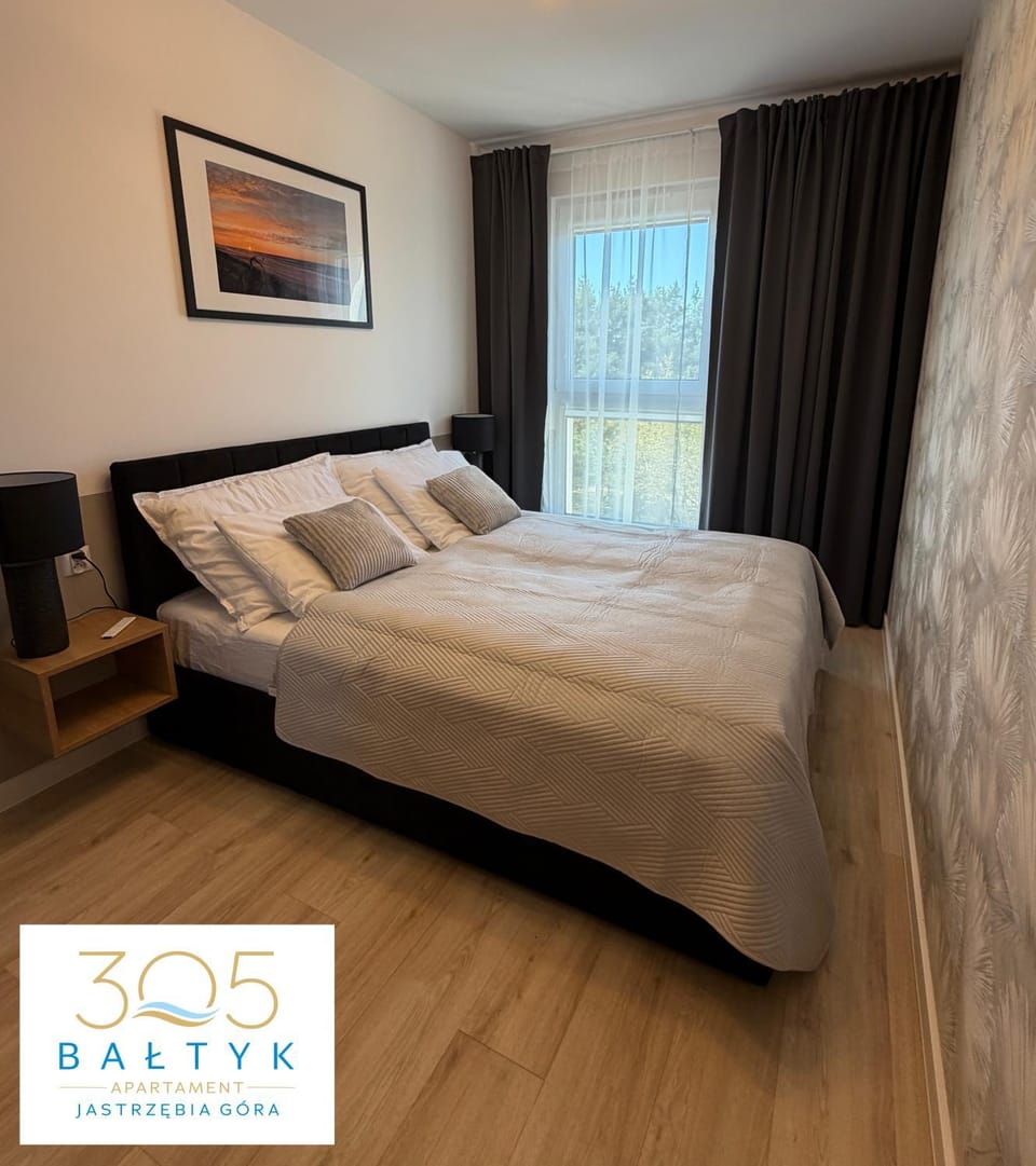 Bed, Photo of the whole room, Bedroom, Text overlay