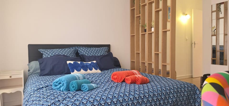 Bed, Bedroom, towels