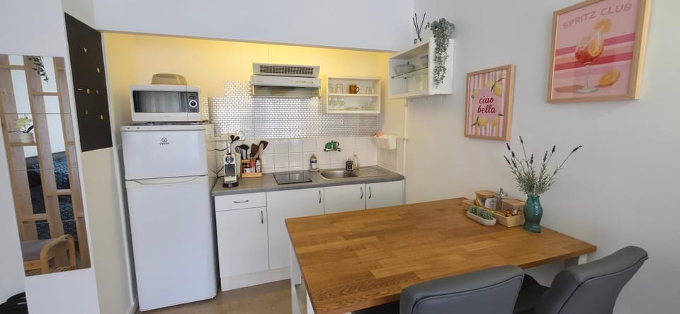 Kitchen or kitchenette, Dining area, stove