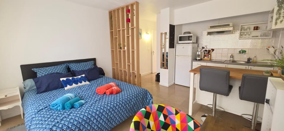 Bed, Kitchen or kitchenette, Living room, Photo of the whole room, Seating area, Dining area, Bedroom, stove, towels