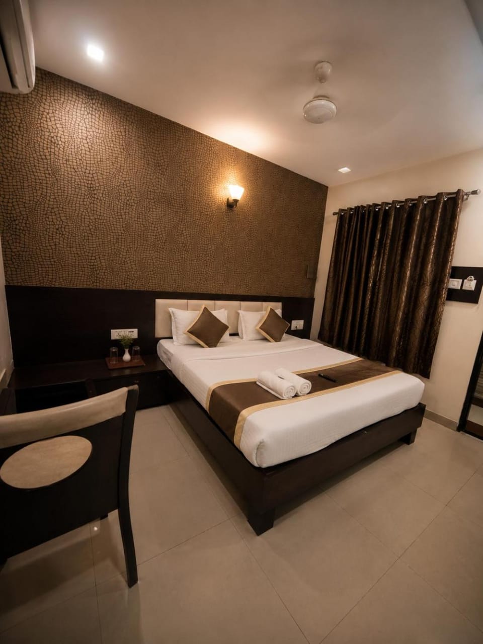 Hotel Airport International Inn - Near Mumbai Airport , BKC Visa Consulate, Jio Convention Center Hotel in Mumbai
