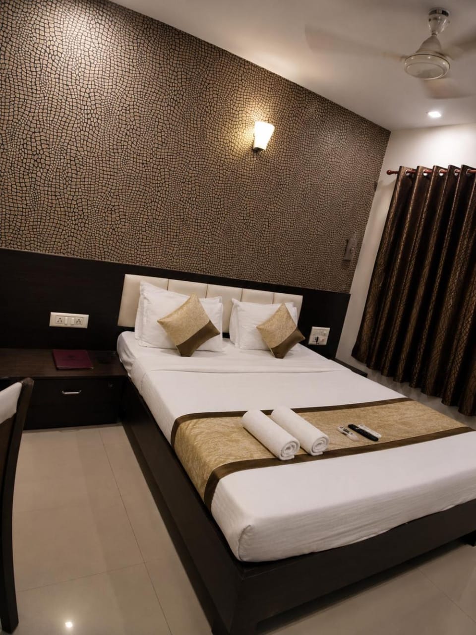 Hotel Airport International Inn - Near Mumbai Airport , BKC Visa Consulate, Jio Convention Center Hotel in Mumbai