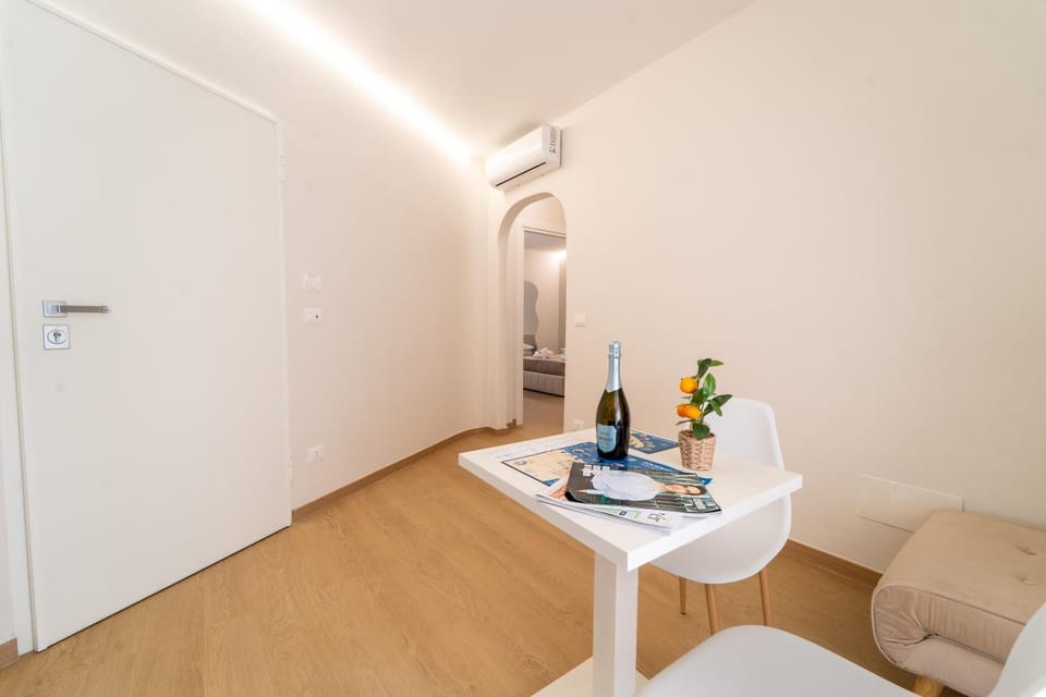 Living room, Food and drinks, Seating area, Dining area