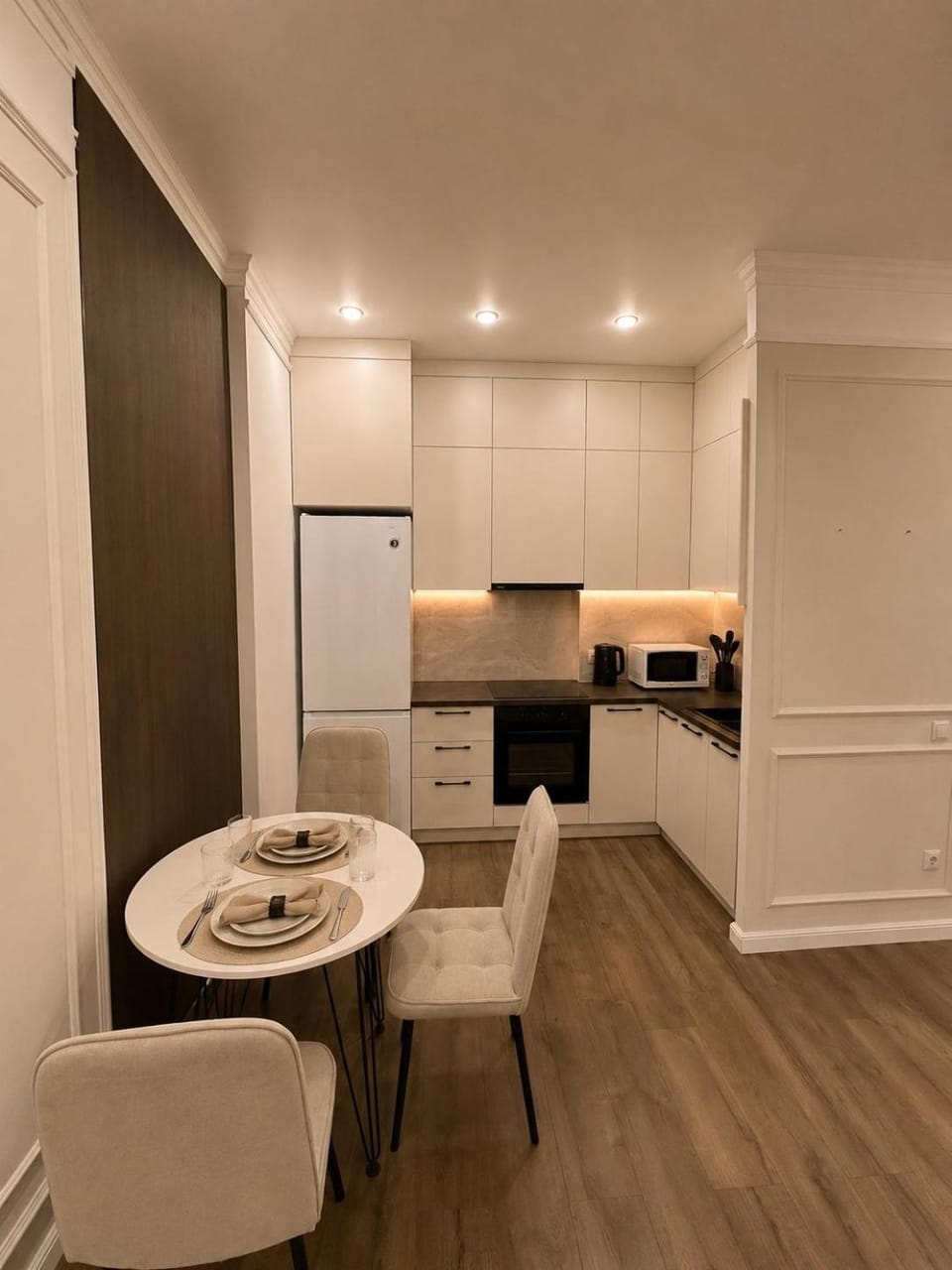 Kitchen or kitchenette, Dining area, oven, stove